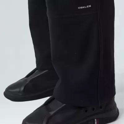 Calças pretas OSKLEN com sapatos pretos e sola com faixa colorida