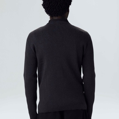 Camisola preta de manga comprida vista de costas