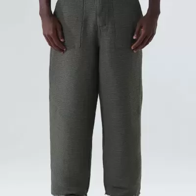 Calças largas cinza escuro com bolsos frontais e barra desfiada