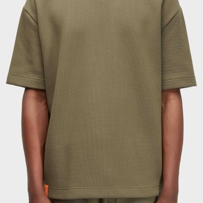 T-shirt verde-oliva texturizada com mangas curtas e calças a condizer