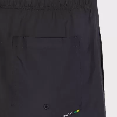 Calças ou calções azul escuro com bolso traseiro e etiqueta OSKLEN