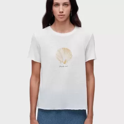 T-shirt branca com estampa de concha dourada e texto Brazilan Soul
