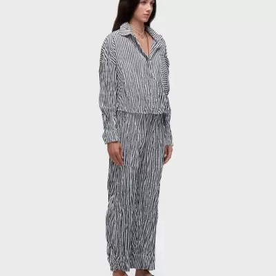 Conjunto de pijama listrado preto e branco com sandálias pretas