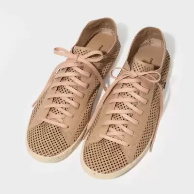Par de ténis bege perfurados com atacadores e sola branca