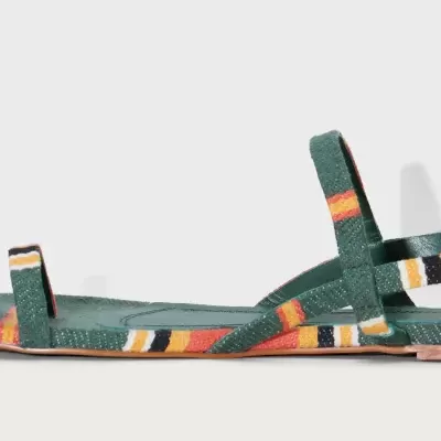 Sandália rasteira verde com tiras listradas coloridas