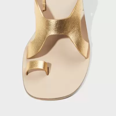 Sandália dourada de tiras metálicas abertas