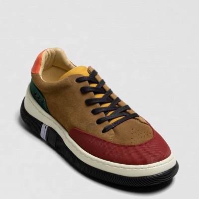 Ténis multicolor em camurça com sola preta e branca