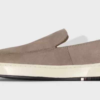 Sapato slip-on taupe com sola branca e detalhes coloridos.