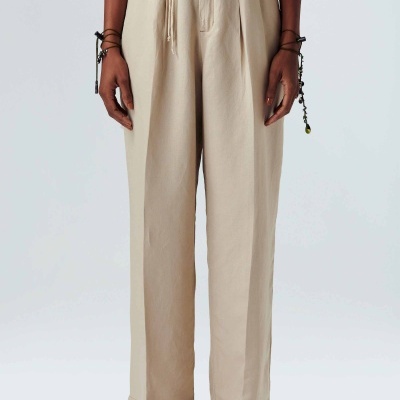 Calças compridas bege claro com cintura alta e pinças frontais