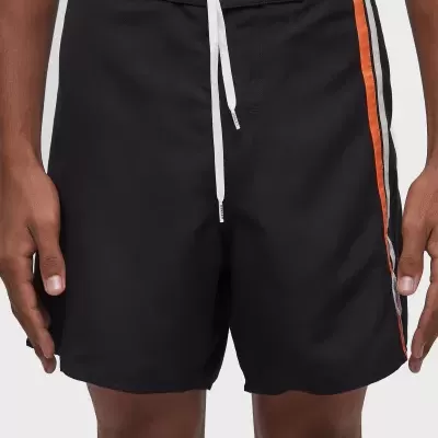 Calções de banho pretos com riscas verticais coloridas e cordão branco