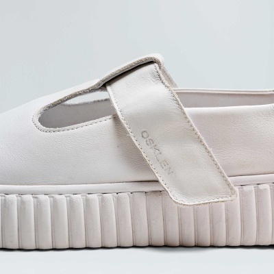 Sapatilha branca com sola alta texturada e fecho de velcro OSKLEN