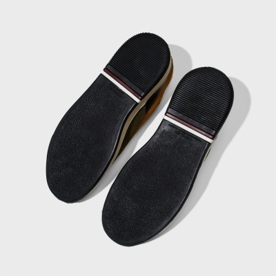 Sola preta antiderrapante de sapatos oxford com riscas finas no calcanhar