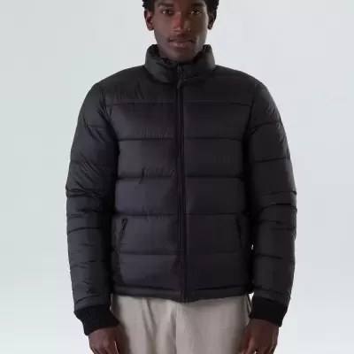 Casaco preto acolchoado com fecho de correr e gola alta