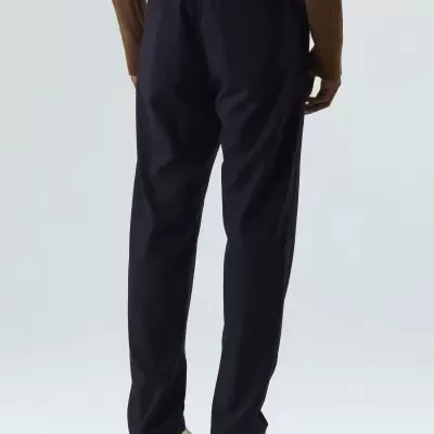 Calças pretas de corte reto com cintura elástica e ténis brancos