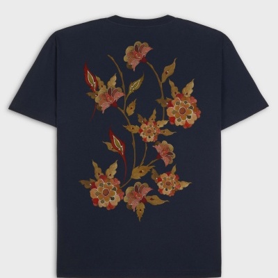T-shirt azul escura com estampado floral colorido no verso