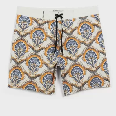 Calções de banho com padrão de conchas azuis e laranja e cintura branca com cordão preto