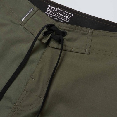 Calções de surf verdes com cordão preto e etiqueta Osklen