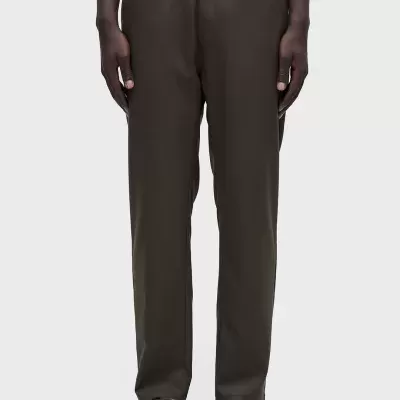 Calças compridas castanho escuro com cinto e sapatos castanho escuro