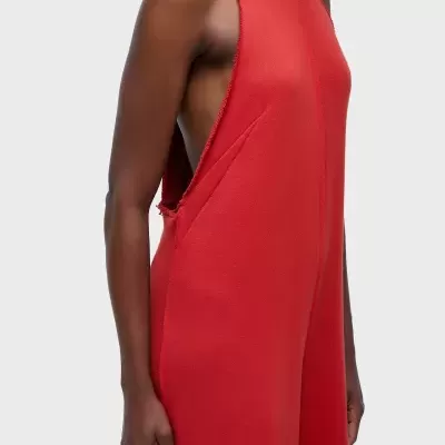 Macacão vermelho feminino com gola alta e costas abertas