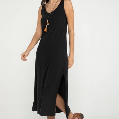 Vestido midi preto sem mangas com sandálias castanhas e colar laranja