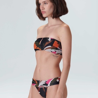 Biquíni feminino tipo bandeau com padrão abstrato colorido em modelo feminino