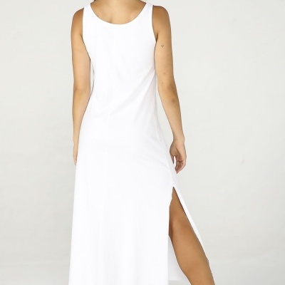 Vestido branco comprido sem mangas com racha lateral