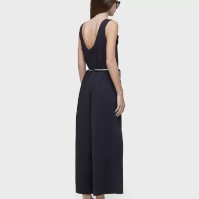 Macacão preto feminino com cinto branco, vista traseira