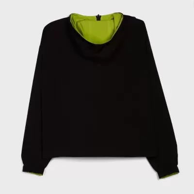 Casaco preto com capuz verde neon atrás