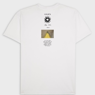 T-shirt branca com design gráfico e texto nas costas