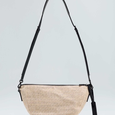 Mala de ombro semicircular bege com alça preta e fecho zipper