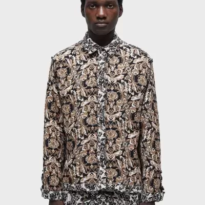 Camisa floral bege e preta com calças de padrão floral preto e branco