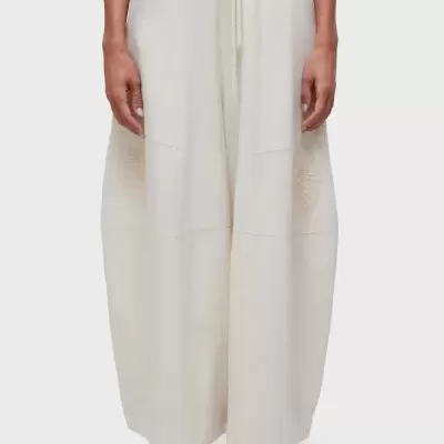 Calças largas brancas com cordão e sapatos de salto bege