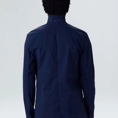 Casaco azul escuro de manga comprida visto de costas