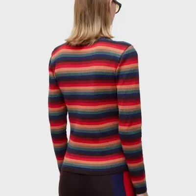 Camisola feminina de riscas horizontais coloridas vista de costas