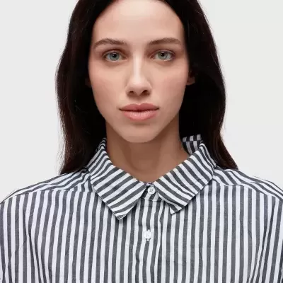 Camisa feminina de algodão riscada cinzenta e branca com gola e bolso