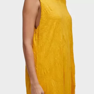 Vestido amarelo texturizado sem mangas com encaixe largo nas axilas