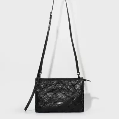 Mala preta com textura escamosa e alça regulável