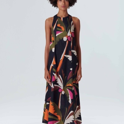 Vestido comprido sem mangas com padrão colorido em tons de preto, laranja, verde, branco e rosa
