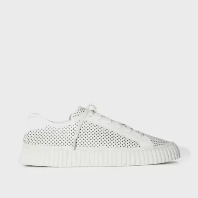 Ténis brancos perfurados com sola de borracha texturada