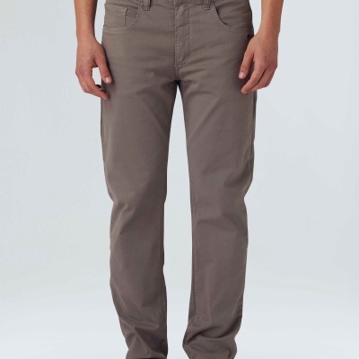 Calças cinza castanho com corte reto, tecido liso, usadas com sapatos bege e t-shirt verde.