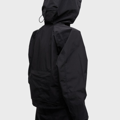Conjunto feminino preto com casaco de capuz e calções, visto de costas