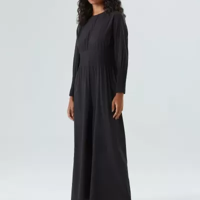 Macacão preto comprido com mangas longas e cintura franzida