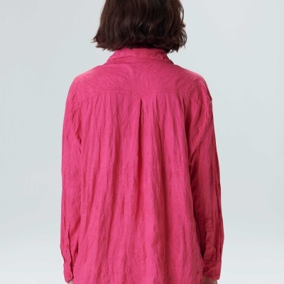 Camisa feminina cor-de-rosa de manga comprida vista de costas