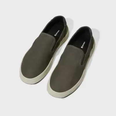 Ténis slip-on castanho escuro com sola branca e interior preto