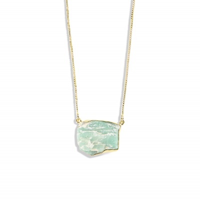 Colar com pendente de pedra azul esverdeada e corrente dourada