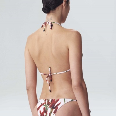 Biquíni floral vermelho e verde com fecho de laço visto de costas