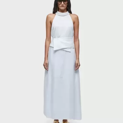 Vestido comprido branco de alças com gola alta e detalhe na cintura