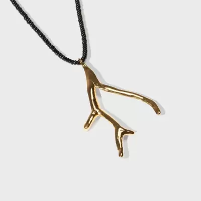 Colar com pendente dourado em forma de ramo e corrente de contas pretas