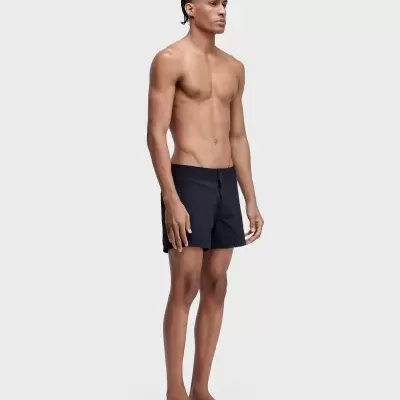 Homem com calção preto curto com fecho frontal