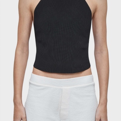 Top halter preto canelado com calças de malha brancas